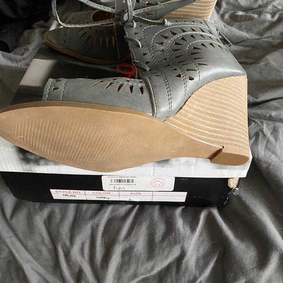 Grey wedge open toed shoes - Picture 5 of 6